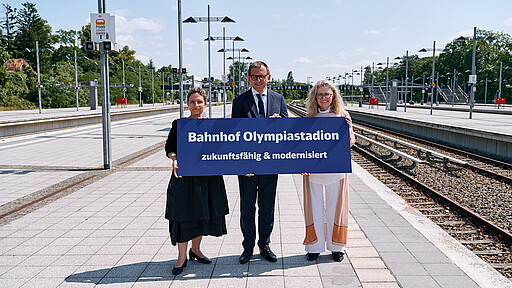 Gratulierten zur feierlichen Einweihung des zukunftsfähigen S-Bahnhofs: Claudia Elif Stutz, Philipp Nagl und Ute Bonde (v. l.).