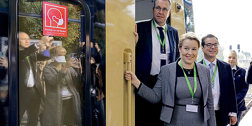Pressetermin S8 Prominente Gäste beim Start der neuen S-Bahn auf der S8: Verkehrsstaats- sekretär Rainer Genilke, Berlins Regierende Bürgermeisterin Franziska Giffey und S-Bahn-Chef Peter Buchner (von links).