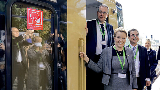 Prominente Gäste beim Start der neuen S-Bahn auf der S8: Verkehrsstaats- sekretär Rainer Genilke, Berlins Regierende Bürgermeisterin Franziska Giffey und S-Bahn-Chef Peter Buchner (von links).