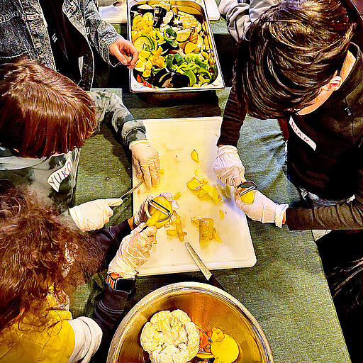 Jugendliche aus der Ukraine bereiten bei „Meet and Eat” landestypische Gerichte zu.