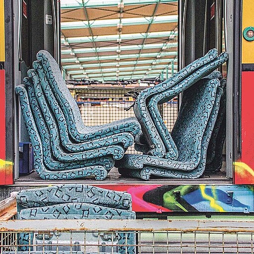 Ausgebaute Sitzpolster Spitzpolster werden als Teil der Entkernung des Wagenkastens entfernt