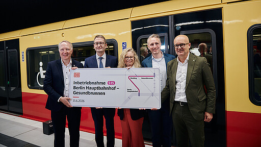 Eröffnungsschild zur S15 S-Bahn-Linie S15 in Betrieb Im Bild (v.l.n.r.): Alexander Kaczmarek, Konzernbevollmächtigter der Deutschen Bahn für Berlin Stefan Schnorr, Staatssekretär im Bundesministerium für Verkehr Ute Bonde, Senatorin für Mobilität, Verkehr, Klimaschutz und Umwelt von Berlin Christoph Heuing, Geschäftsführer des Verkehrsverbundes Berlin-Brandenburg
