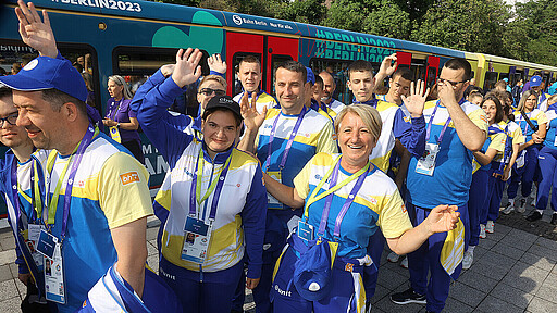 Euphorische Stimmung bei der Ankunft Großes Hallo bei der gemeinsamen Anreise zur Eröffnungsfeier in der extra gestalteten S-Bahn.