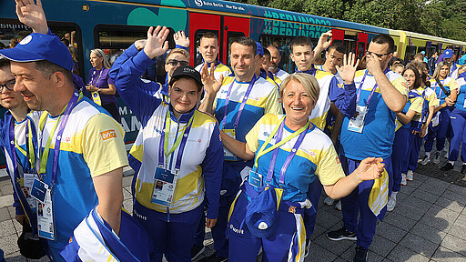 Großes Hallo bei der gemeinsamen Anreise zur Eröffnungsfeier in der extra gestalteten S-Bahn.