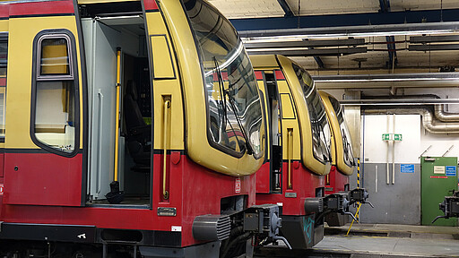 Wieder strahlend sauber Strahlend saubere S-Bahnen nach der Beseitigung der Graffiti.