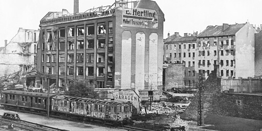 Westend Blick auf das Hauptlagerquergebäude der Firma Hertling nach dem Bombenangriff vom 3./4. September 1943. Im Vordergrund ausgebrannte S-Bahnzüge.