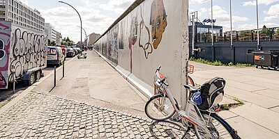 Teil der ehemaligen Berliner Mauer an der East Side Gallery Berlin im Bezirk Berlin Friedrichshain.