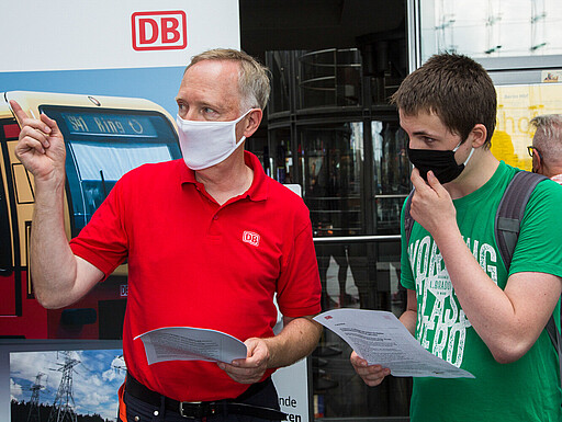 Der Konzernbevollmächtigte der DB Kaczmarek berät Interessent in puncto Lokführerausbildung bei der S-Bahn.