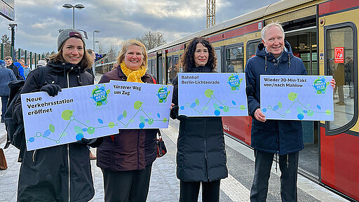 Neuer Bahnhof Lichtenrade Berlins Mobilitätssenatorin Bettina Jarasch (2. v. r.) und der Berliner DB-Konzernbevollmächtigte Alexander Kaczmarek (rechts) haben am 12. Dezember die neue, umfassend umgebaute Verkehrsstation Lichtenrade eingeweiht.