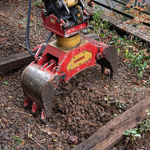 Erster Baggerstich in Siemensstadt Per Bagger werden täglich rund 60 Schwellen vom Viadukt gehoben und abtransportiert.