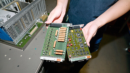 Die Platinen der Computer werden ausgebaut und anschließend gereinigt und repariert.