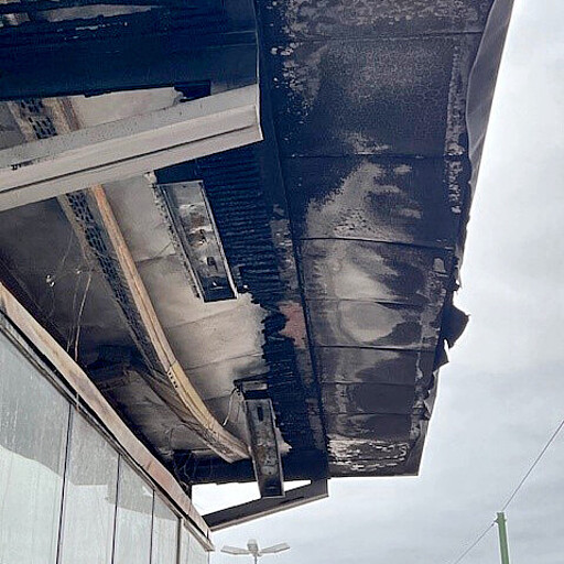 Brand zerstörte Dach, Beleuchtungs- und Beschallungsanlagen sowie Gebäudeteile.