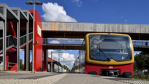 S-Bahnhof Hoppegarten Eine S-Bahn steht am Bahnsteig in Hoppegarten