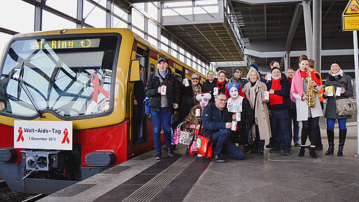 Sonderzug-Team am Welt-Aids-Tag Der geschmückte Zug mit den Spendensammlern.