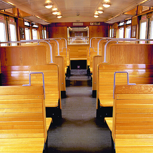 Der sogenannte Traditionszug der Baureihe 475 + 165 Die beliebten Holzbänke im Design der 90er Jahre