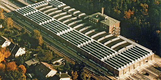 Werk Wannsee Luftbild nach der Fertigstellung der Erweiterungsarbeiten 1988. Deutlich sind der alte Hallenteil und die umfangreichen Erweiterungsbauten zu erkennen.