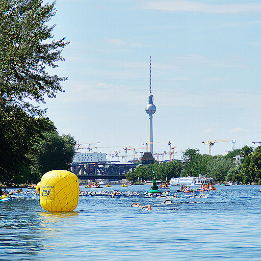 Die Schwimmstrecke des Berlin Triathlons führt rund um die Insel der Jugend.