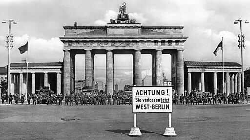 Abriegelung am Brandenburger Tor Einheiten der Nationalen Volksarmee, der Volkspolizei und der Betriebskampfgruppen riegeln die Sektorengrenze ab. Szene am Brandenburger Tor, 13.08.1961.