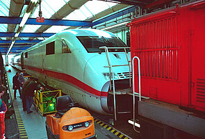 Wegen der Umgestaltung der Anlagen im Bw Rummelsburg war die Bearbeitung von ICE-Radsätzen in der S‑Bw Wannsee vorgesehen. Aus diesem Anlass rollte ein ICE 2-Triebzug am 9. März 2000 in die Triebwagenhalle.