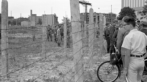Beobachtung der Grenzabriegelung Menschen beobachten die Abriegelung durch den Grenzzaun am Lenné-Dreieck, 13.08.1961.