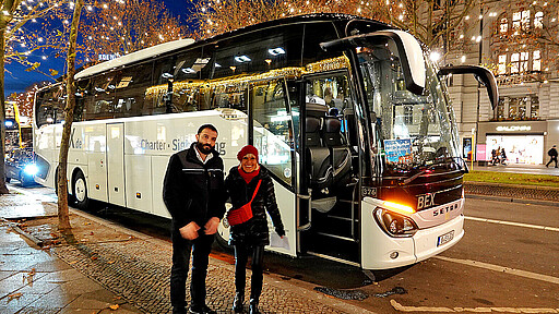 Im komfortablen Bus geht es durch die festlich beleuchtete Stadt.