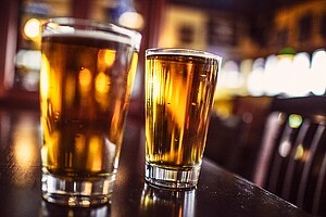 Zwei Gläser voll Bier