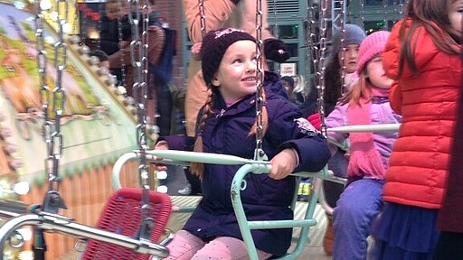 Kettenkarusell fahren im Adventsmarkt
