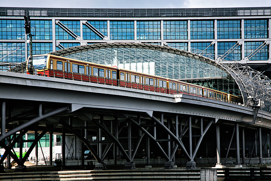 Hauptbahnhof ein-/ausfahrende S-Bahn am Hauptbahnhof