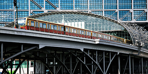 Hauptbahnhof ein-/ausfahrende S-Bahn am Hauptbahnhof
