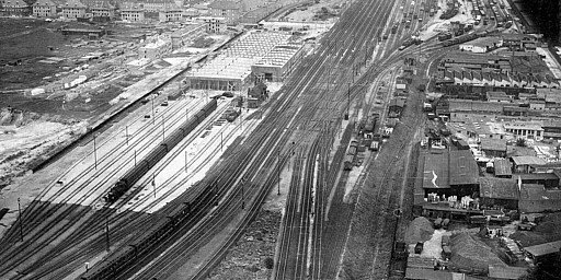 Papestraße Luftbildaufnahme des Bahnbetriebswerks Papestraße vom 14. Juli 1927. Es befindet sich zwischen den S-Bahngleisen der Ringbahn und kann künftig von beiden Seiten der Ringbahn aus westlicher und östlicher Richtung erreicht werden. Das Werk kann nur per Bahn mit Material versorgt werden. Für Fußgänger gibt es einen internen Zugang über die Boelckestraße.