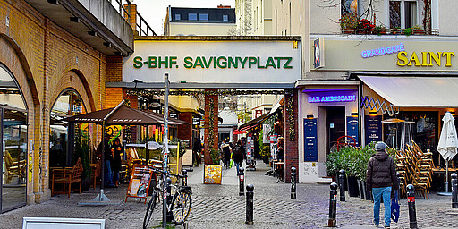 Besucht Westberliner Institutionen wie den Bücherbogen.