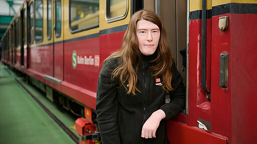 Mit Ausblick nach vorne Jadzia Jäger macht eine Ausbildung zur Industrieelektrikerin und will später Lokführerin werden. Sie schätzt die Abwechslung, das Dazulernen und den besonderen Ausblick während der Fahrten.