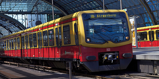 S-Bahn Berlin Zug (Baureihe 481) am S-Bahnsteig S5, Richtung Strausberg