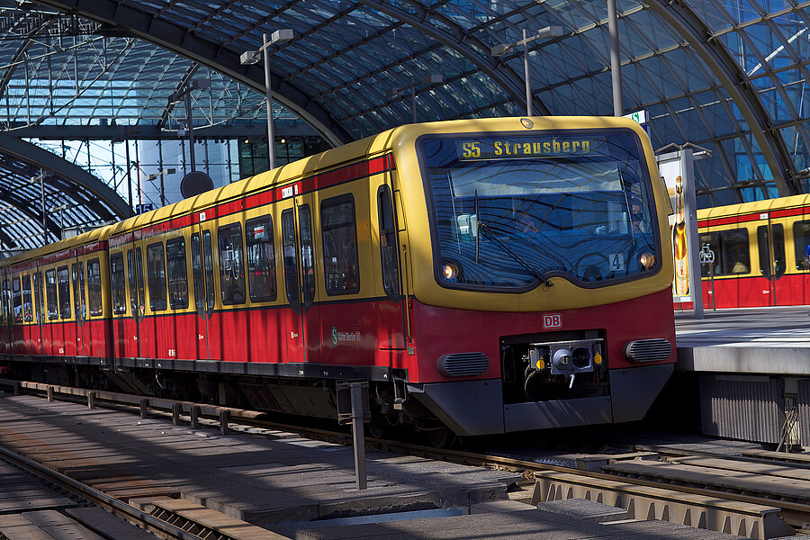 S-Bahn Berlin Zug (Baureihe 481) am S-Bahnsteig S5, Richtung Strausberg