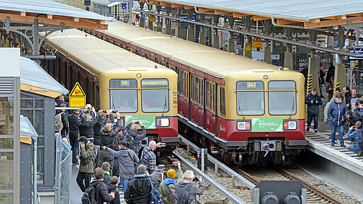 Sternfahrt zum Abschied der Baureihe 485 Ein begehrtes Motiv: Eine Baureihe 485 hält am Bahnhof Schöneweide an ihrem letzten Einsatztag.