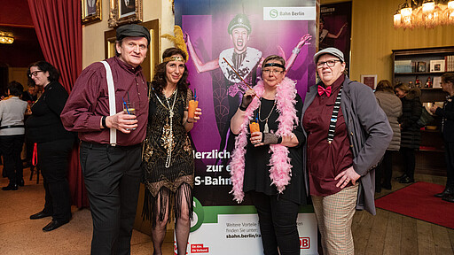 20 20 Vorpremiere Sandu mit Patricia und Andrea mit Claudia hatten sich passend in Schale geworfen.