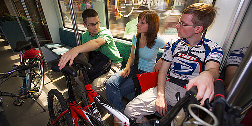 Personen mit Fahrrädern in der S-Bahn
