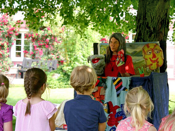 Interaktives Puppentheater im Grünen. Auch ein interaktives Puppentheater für die kleinsten Gäste steht auf dem Stundenplan.
