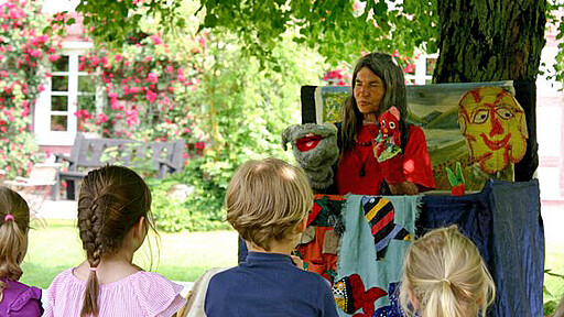 Interaktives Puppentheater im Grünen. Auch ein interaktives Puppentheater für die kleinsten Gäste steht auf dem Stundenplan.