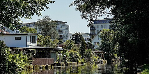  Der Stichkanal in Köpenick bietet einen malerischen Blick auf die umliegenden Häuser. Entlang des Kanals reihen sich kleine Wohnhäuser mit gepflegten Gärten, die die ruhige Atmosphäre dieser Wasserstraße unterstreichen. 