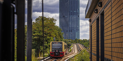 S-Bahn vor Estrell Tower S-Bahn vor Estrell Tower