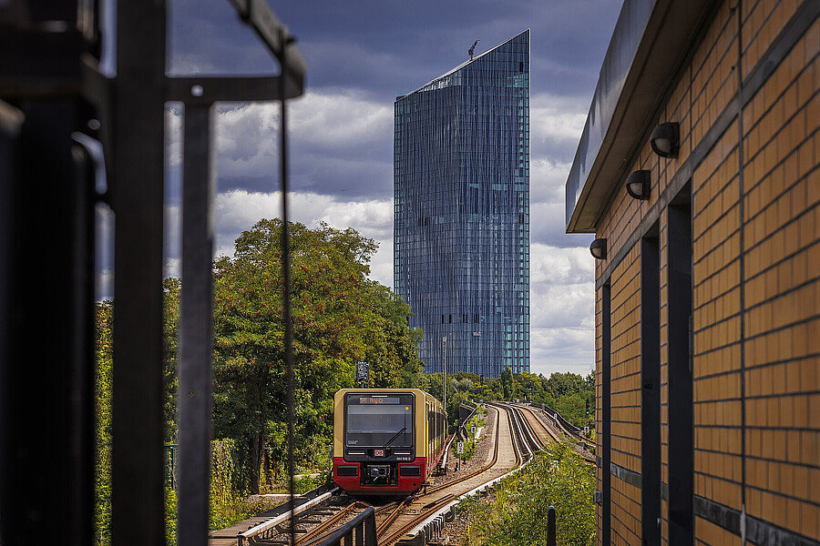 S-Bahn vor Estrell Tower S-Bahn vor Estrell Tower