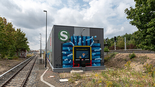 Frontansicht der neu gestalteten Waschanlage Triebfahrzeugführer im Führerstand statt Graffiti Tags