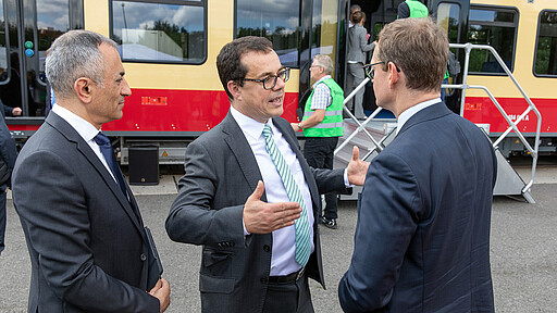 Pressetermin neue S-Bahn Herr Buchner im Gespräch mit Gästen beim Pressetermin neue S-Bahn
