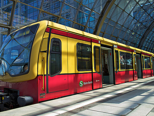Eine S-Bahn der Baureihe 481 im Hauptbahnhof