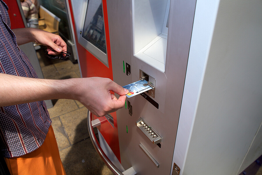 S Automat mit Fahrgast auf dem S-Bahnsteig des Bahnhofs Alexanderplatz