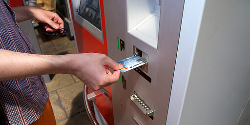 S Automat mit Fahrgast auf dem S-Bahnsteig des Bahnhofs Alexanderplatz