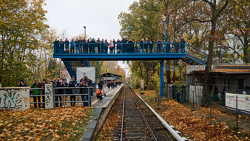POV 485: Auf der Strecke positionieren sich die Fans, um einen letzten Blick und das letzte Bild der letzten Fahrt der Baureihe 485 zu ergattern.
