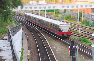 Baureihe 480 bei der Einfahrt auf den S-Bahnhof Hermannstraße