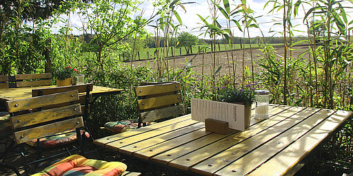 Gastro-Tipp: Koppelschänke  Wie der Name es verspricht, liegt das kleine Café direkt neben der Pferdekoppel. Mit Blick auf die zahlreichen Pferde kann man auf der hübschen Terrasse Kaffee, Tee, Eis, Kuchen, einfache Speisen und Bier oder Wein genießen. Wenn es draußen zu kalt sein sollte, gibt es auch einen gemütlichen Gastraum.